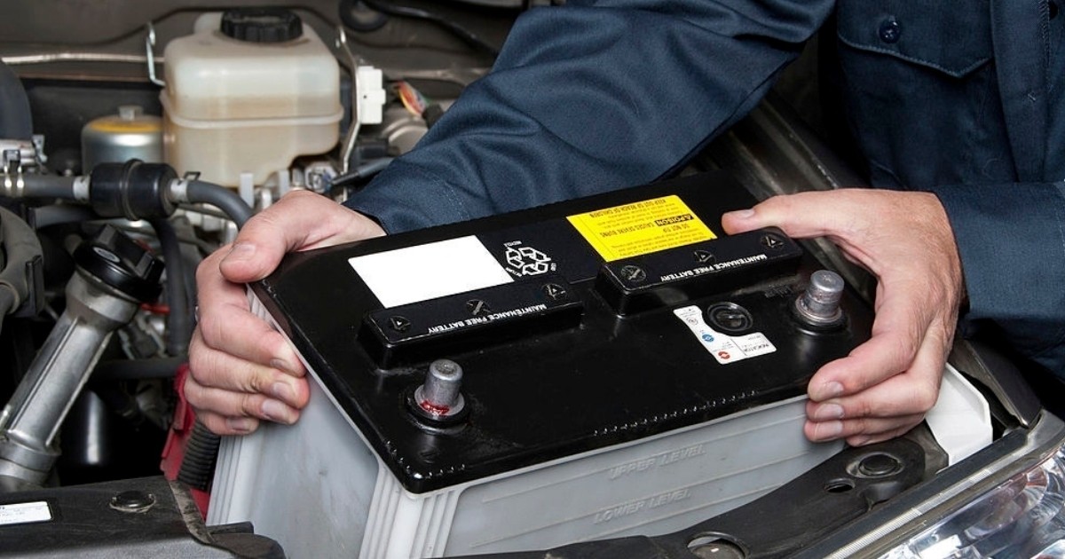 Mecánico y tipos de baterias de auto existen