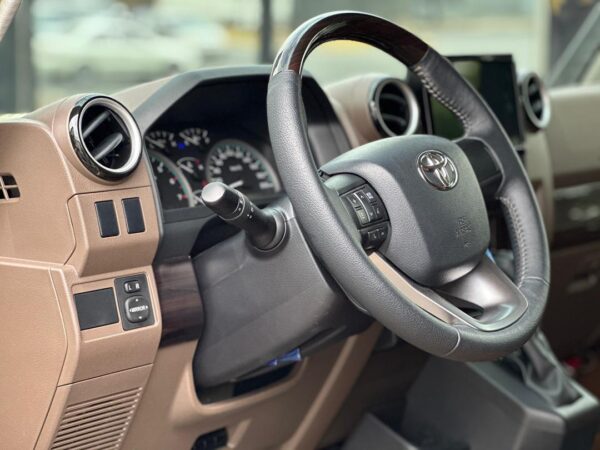 TOYOTA MACHITO LC40 ANNIVERSARY 2025 BEIGE - Imagen 13