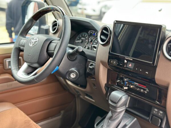 TOYOTA MACHITO LC40 ANNIVERSARY 2025 BEIGE - Imagen 9
