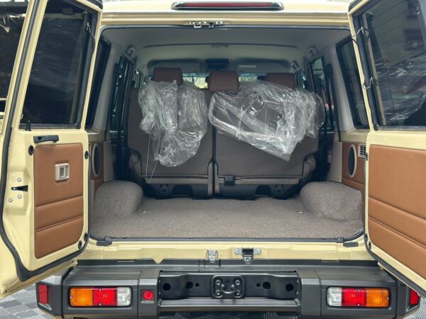 TOYOTA MACHITO LC40 ANNIVERSARY 2025 BEIGE - Imagen 6