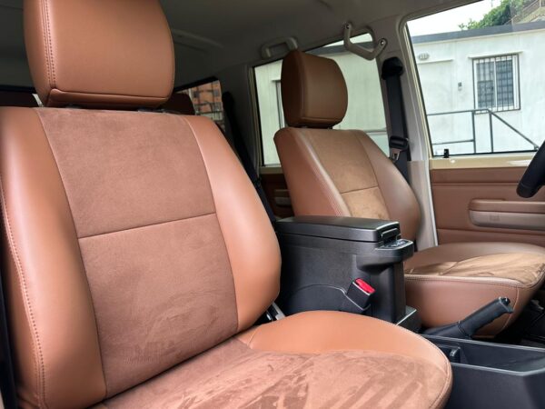 TOYOTA MACHITO LC40 ANNIVERSARY 2025 BEIGE - Imagen 7