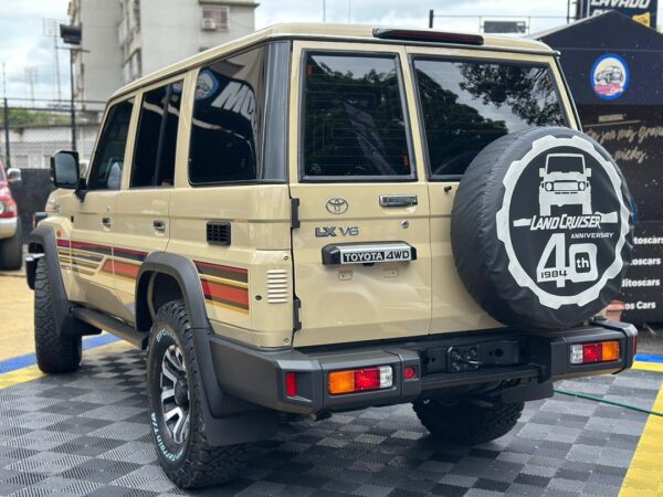 TOYOTA MACHITO LC40 ANNIVERSARY 2025 BEIGE - Imagen 2