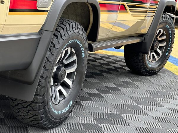TOYOTA MACHITO LC40 ANNIVERSARY 2025 BEIGE - Imagen 3