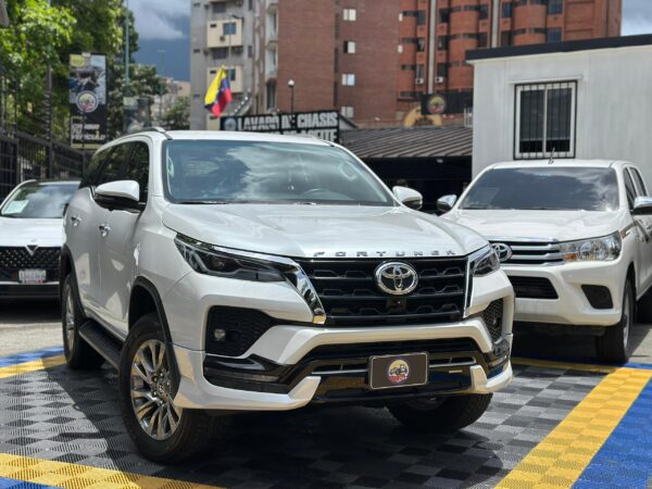 TOYOTA FORTUNER DUBAI VXR PLUS 2025 BLANCO - Imagen 20