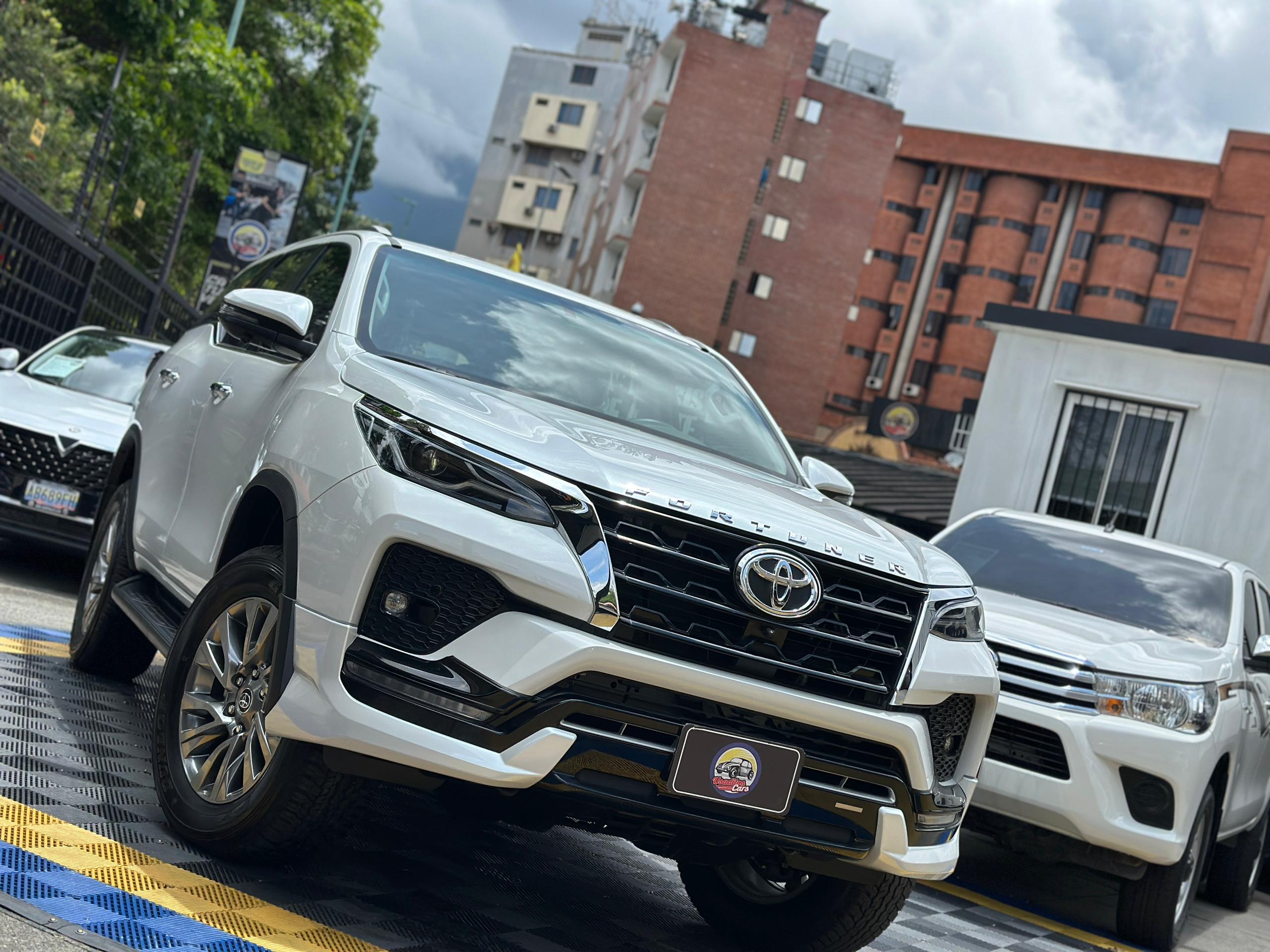 TOYOTA FORTUNER DUBAI VXR PLUS 2025 BLANCO