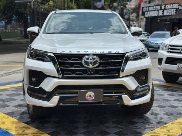 TOYOTA FORTUNER DUBAI VXR PLUS 2025 BLANCO - Imagen 18