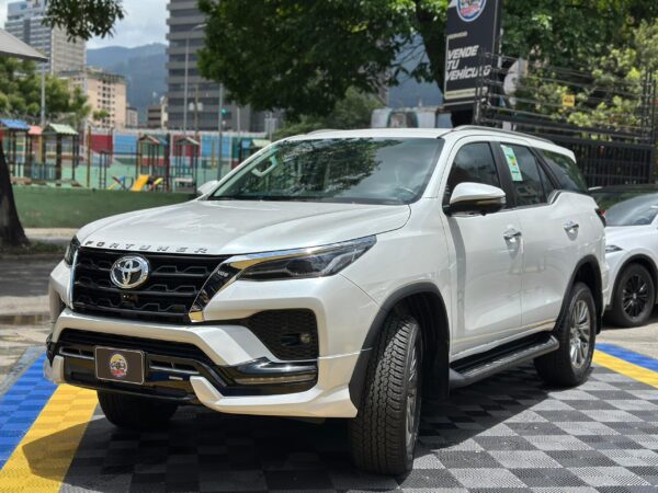 TOYOTA FORTUNER DUBAI VXR PLUS 2025 BLANCO - Imagen 17