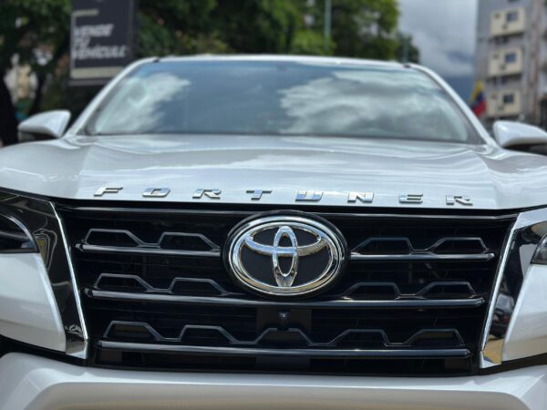 TOYOTA FORTUNER DUBAI VXR PLUS 2025 BLANCO - Imagen 16
