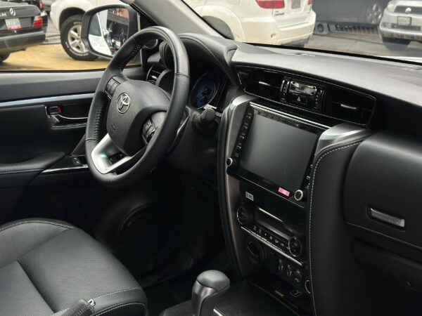 TOYOTA FORTUNER DUBAI VXR PLUS 2025 BLANCO - Imagen 10