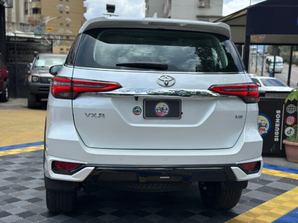 TOYOTA FORTUNER DUBAI VXR PLUS 2025 BLANCO - Imagen 4