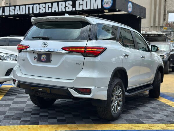 TOYOTA FORTUNER DUBAI VXR PLUS 2025 BLANCO - Imagen 3
