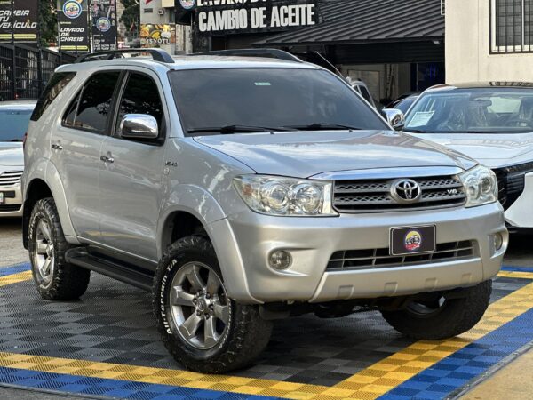 TOYOTA FORTUNER SR 2011 PLATA