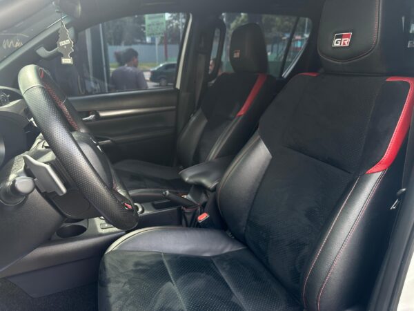 TOYOTA HILUX GR 2023 BLANCO - Imagen 8
