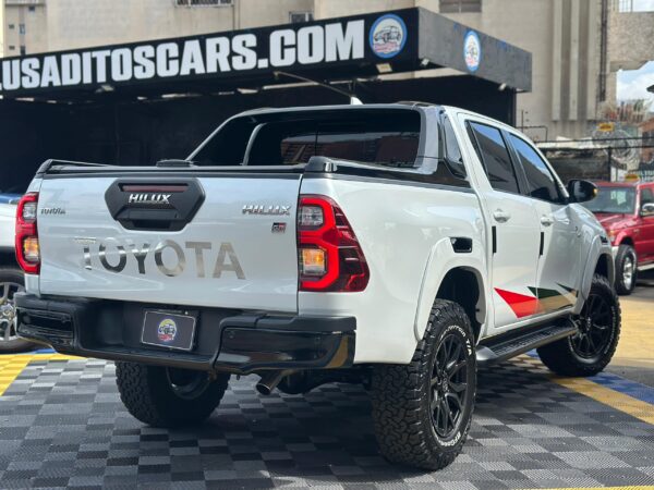 TOYOTA HILUX GR 2023 BLANCO - Imagen 2