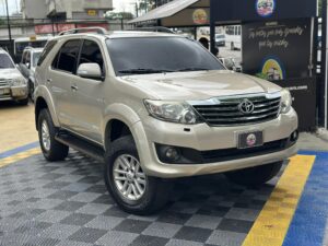 TOYOTA FORTUNER SR 2013 DORADO