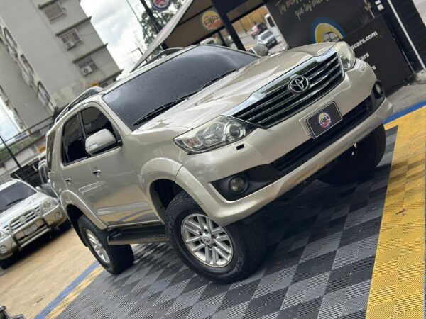 TOYOTA FORTUNER SR 2013 DORADO - Imagen 13