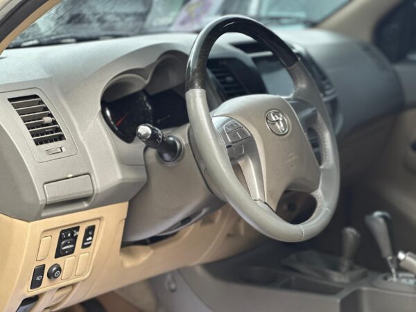 TOYOTA FORTUNER SR 2013 DORADO - Imagen 8