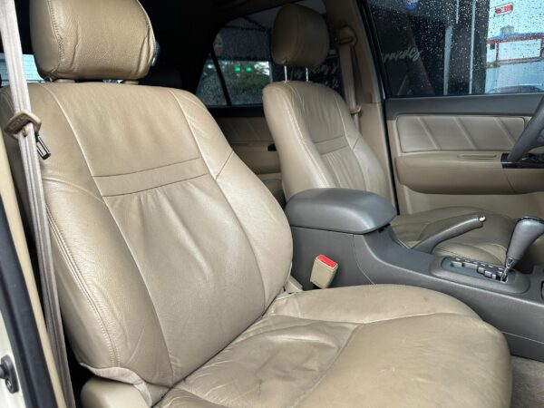 TOYOTA FORTUNER SR 2013 DORADO - Imagen 4