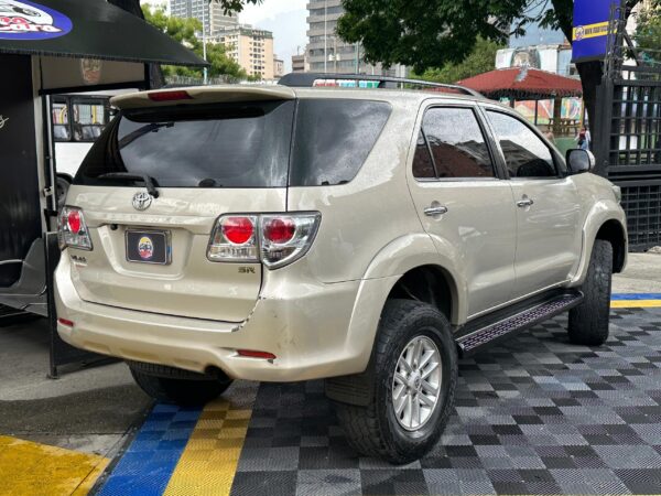 TOYOTA FORTUNER SR 2013 DORADO - Imagen 3