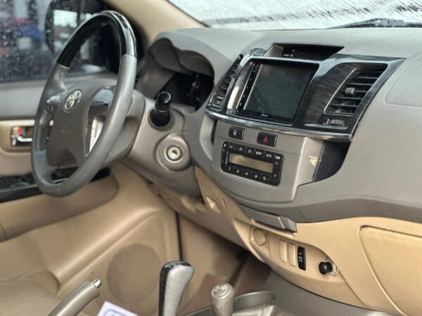 TOYOTA FORTUNER SR 2013 DORADO - Imagen 6