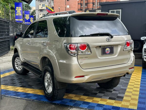 TOYOTA FORTUNER SR 2013 DORADO - Imagen 2