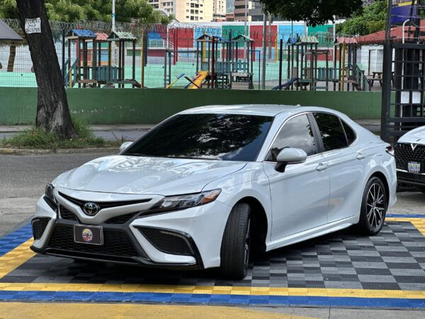 TOYOTA CAMRY SE 2023 - Imagen 9
