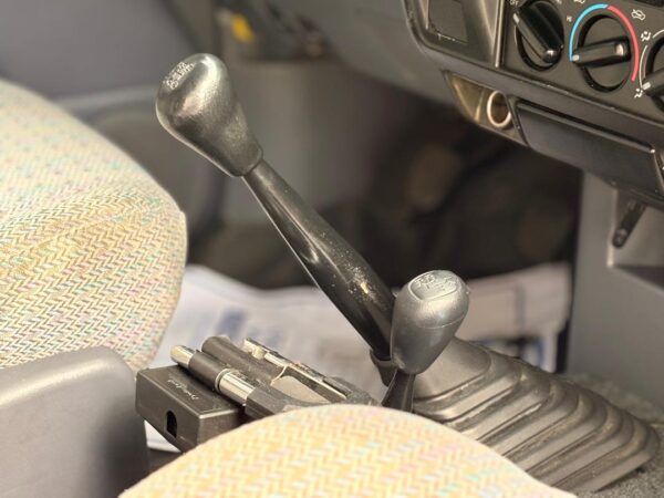 TOYOTA MERU 2006 AMARILLO - Imagen 7