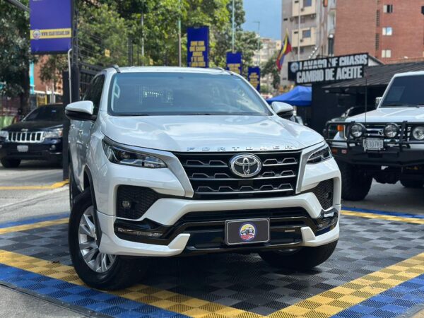 TOYOTA FORTUNER GXR 2025 BLANCO