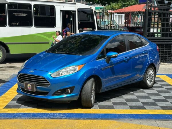 FORD FIESTA TITANIUM 2014 AZUL - Imagen 11