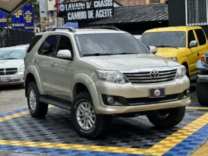 TOYOTA FORTUNER 2013 DORADO