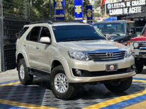 TOYOTA FORTUNER SR 2014 DORADO