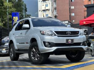 TOYOTA FORTUNER SR TRD SPORTIVO 2019 PLATA