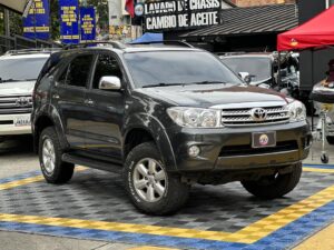 TOYOTA FORTUNER SR 2011 GRIS