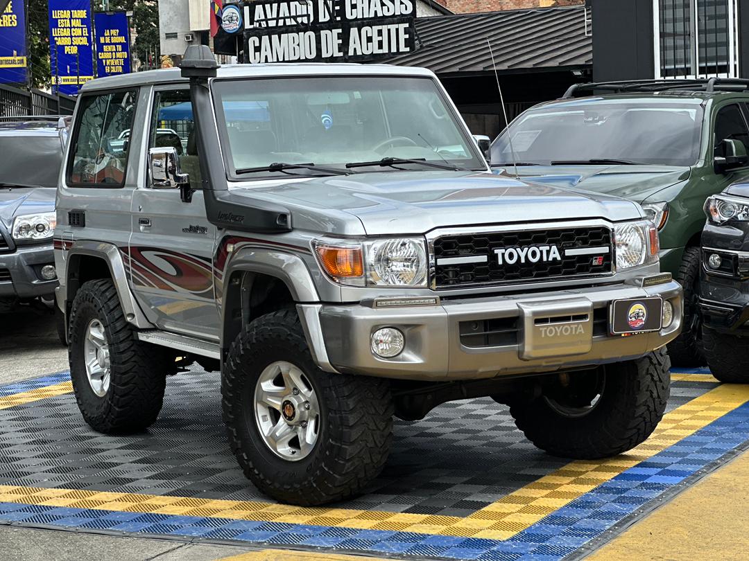 TOYOTA MACHITO LX 2019 PLATA