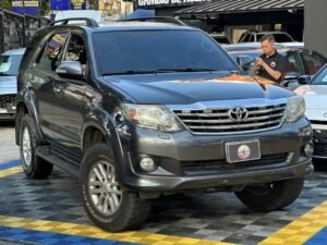 TOYOTA FORTUNER SR 2013 GRIS