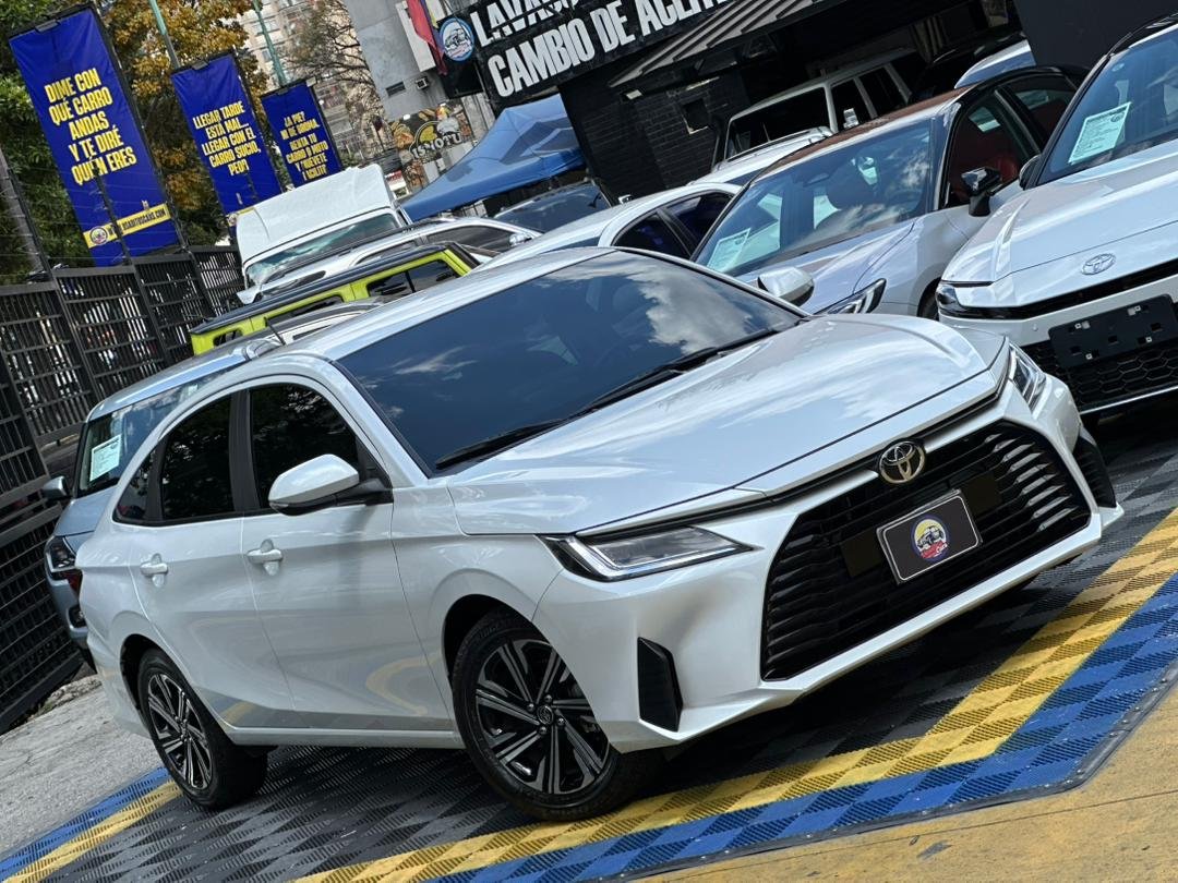 TOYOTA YARIS E 2023 BLANCO