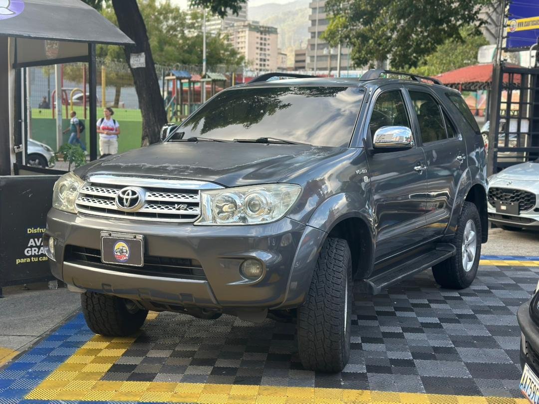 TOYOTA FORTUNER 2011 GRIS