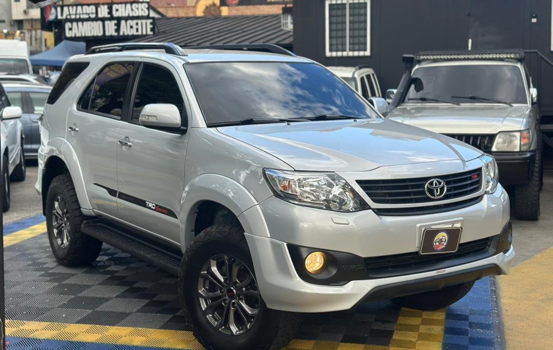 TOYOTA FORTUNER TRD SPORTIVO  2019 PLATA