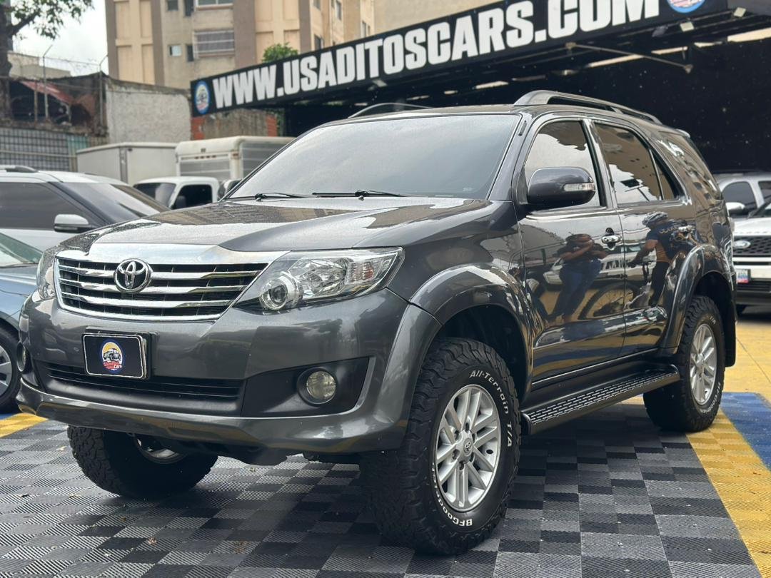 TOYOTA FORTUNER SR 2012 GRIS